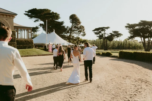 Looking for a  beautiful location to celebrate your nuptials . Look no further than Mount Mitchell Estate located in Lexton. With its extensive gardens, stables,  pool house & amazing backdrop this venue has so much charm & creates the most elegant ambiance to celebrate your "I do's".
*
*
Photographer @hellojessnicholls
Venue @mountmitchellestate